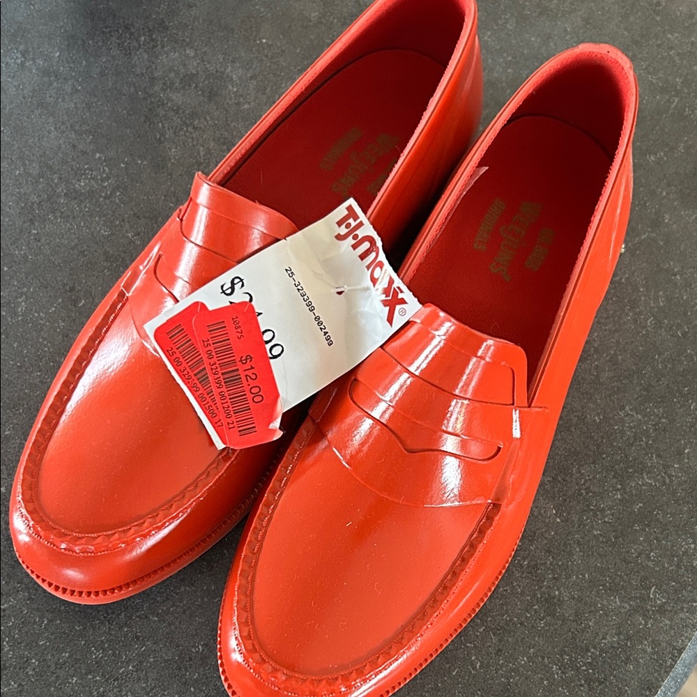 G.H. Bass & Co. Vibrant Red Women's Loafers - Picture 2 of 4